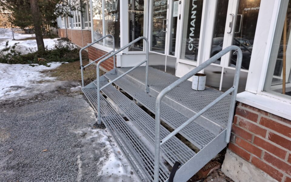 Teräsportaat tasolla, kuumasinkitty